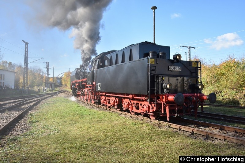 Bild: 50 380 bei der Ausfahrt in BW Weimar.