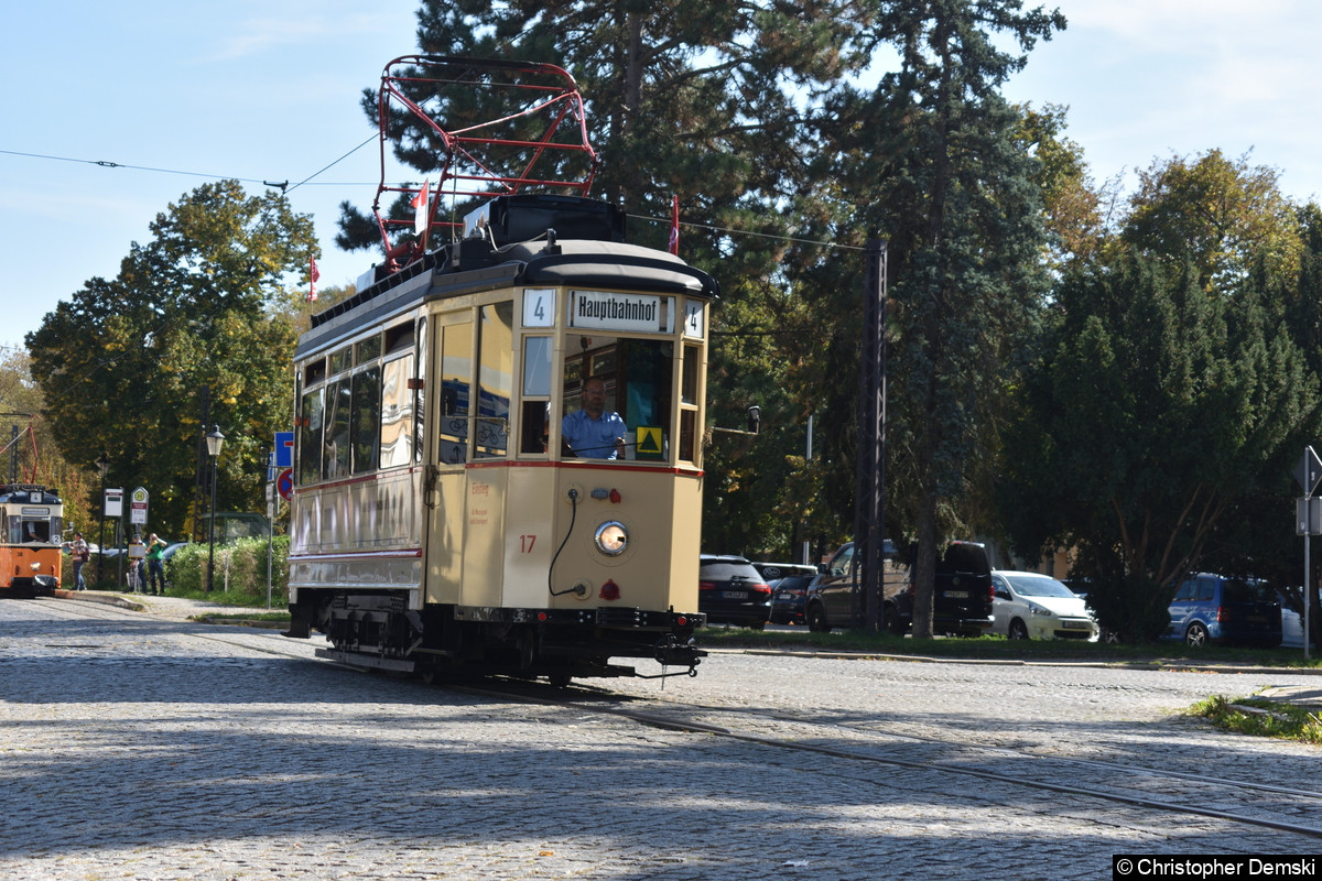 Tw 17 beim Befahren der Kreuzung Gartenstraße/Poststraße.
