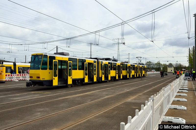 Bild: Die vierte Disziplin war das Abschieben von Straßenbahnen. Für einige Teilnehmer etwas völlig neues, da dies in ihren Städten nicht durchgeführt wird.
Dazu wurde die KT4D-Traktion 6166 und 6003 verwendet.