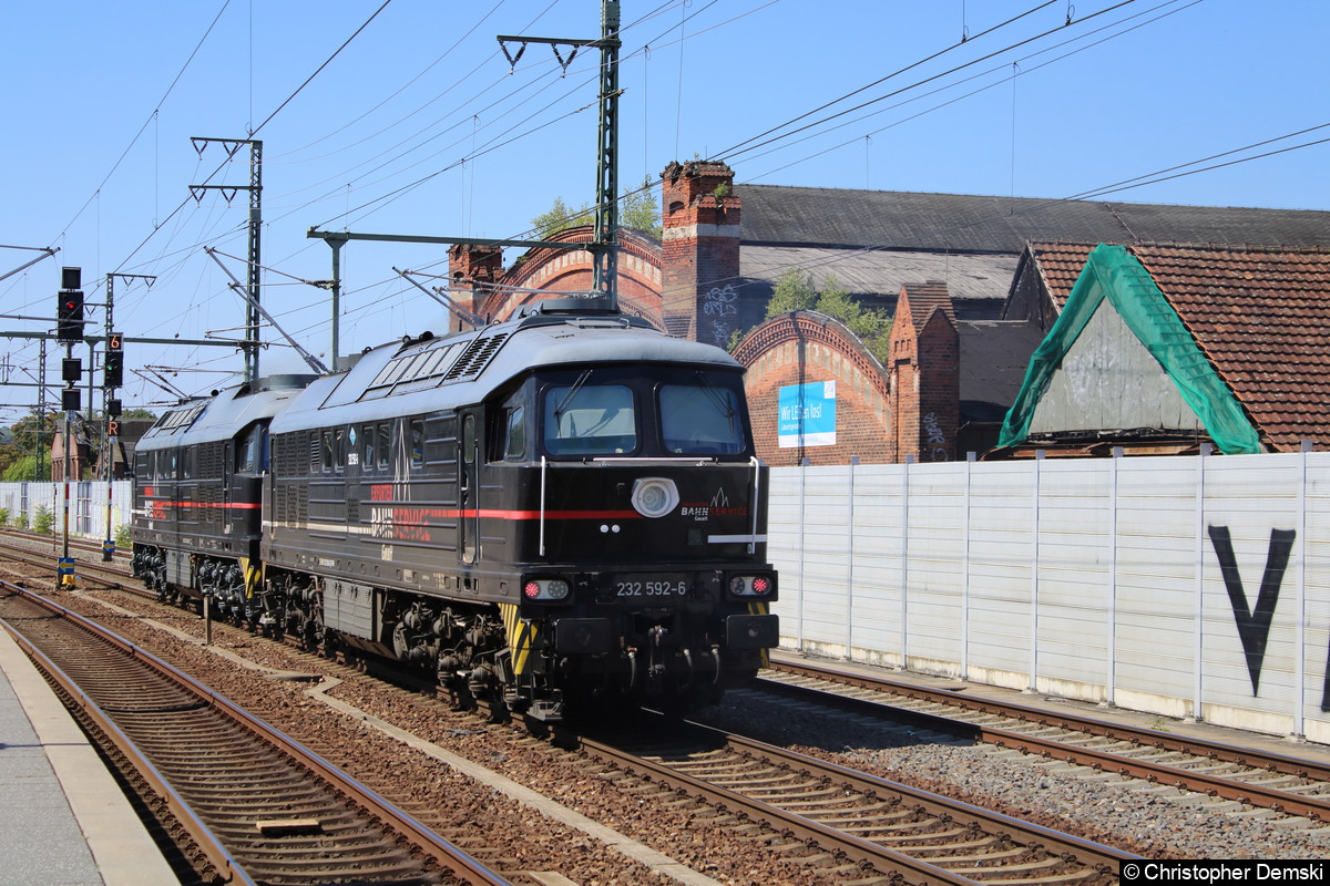 Bild: 232 083-6+232 592-6 bei der Durchfahrt in Erfurt Hbf.