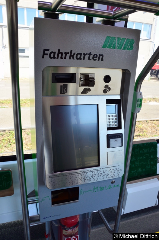 Bild: Im Wagen befinden sich zwei Fahrkartenautomaten.