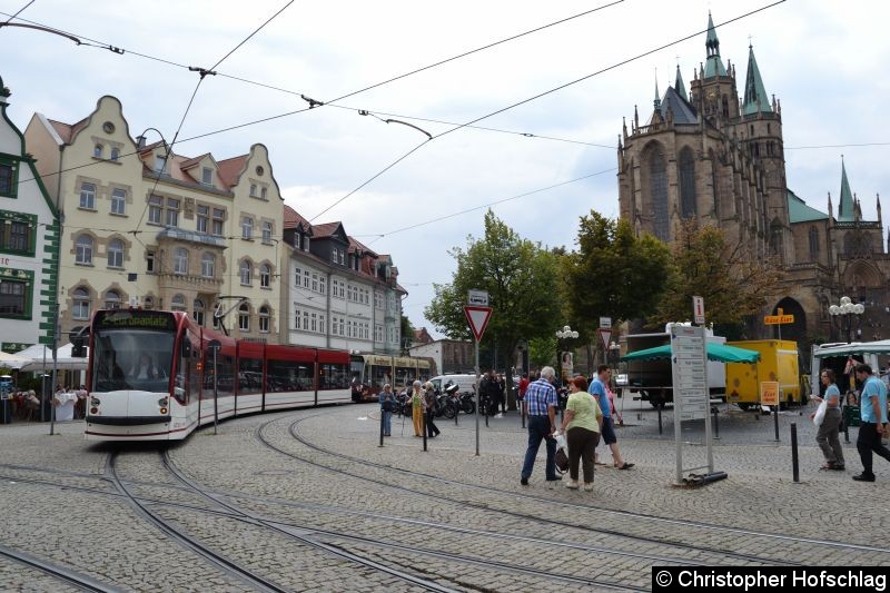 Bild: TW 647+710 als Linie 2 am Domplatz.
