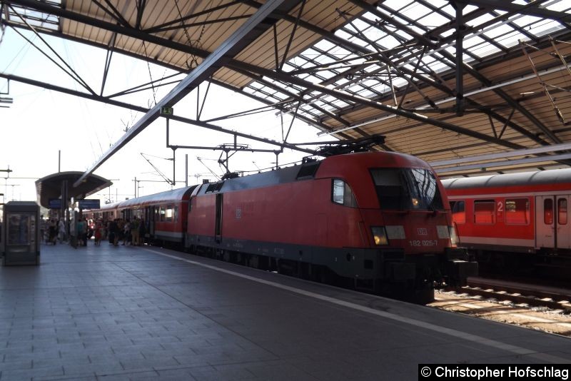 Bild: RB 20 beim Fahrgastwechsel in Erfurt Hauptbahnhof.