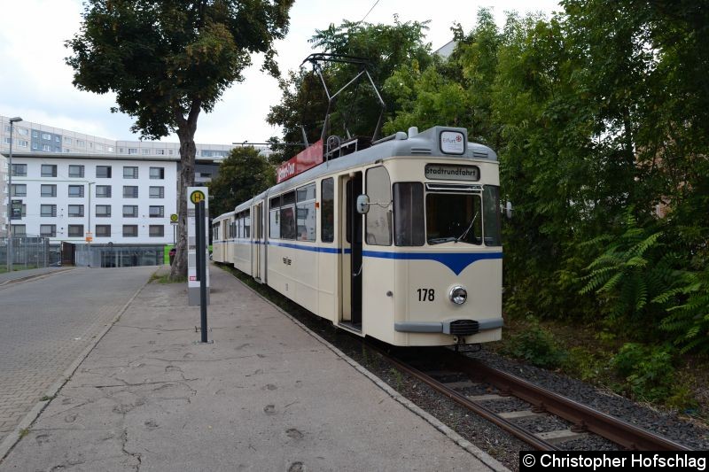 Bild: TW 178+Beiwagen 274 an der Sonderfahrtshaltestelle Eichenstraße.