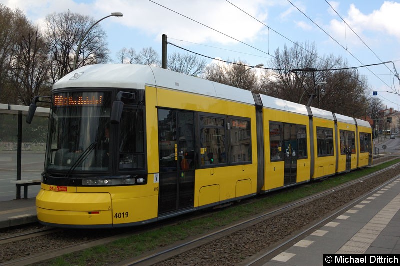 Bild: 4019 als Linie M8 an der Haltestelle Platz der Vereinten Nationen.