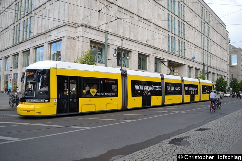 Bild: TW 4010 als Linie M2 beim Verlassen der Haltestelle Alexanderplatz/Dirckenstraße.