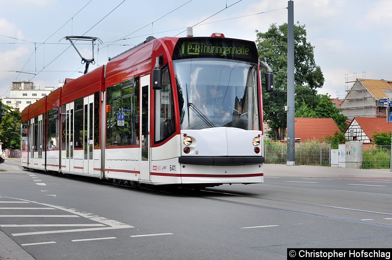 Bild: TW 641 beim verlassen der Haltestelle Ilversgehofner Platz.