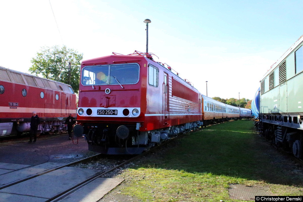 250 250-8 mit einer Städteexpress-Ganitur im BW Weimar.