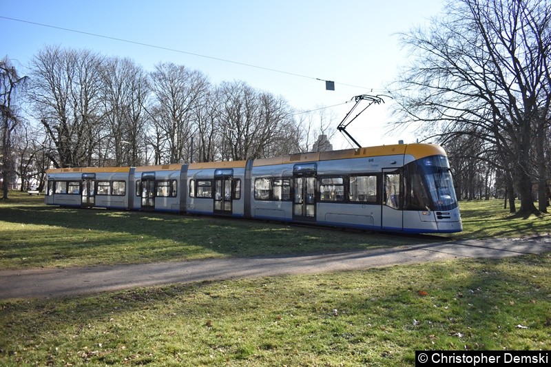 Bild: TW 1019 als Linie 4 in der Gleisschleife in Wihelm-Külz-Park(Naunhofer Straße)