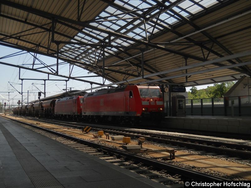 Bild: 185 079-1 + 185 175-5 bei der Durchfahrt in Erfurt Hauptbahnhof.