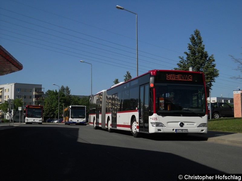 Bild: Citaro 429 (hinten links) und Citrao 109 (hinten rechts )von Gotha und Citaro 435 am Europaplatz und warten auf ihre Abfahrt.