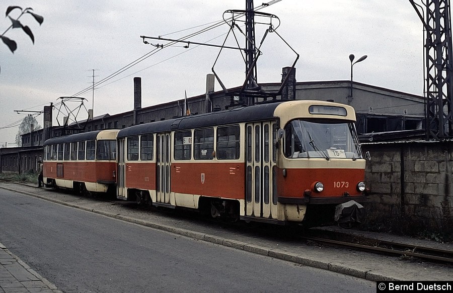 Bild: Inzwischen wurde die Straßenbahnlinie 35 in 15 umbenannt. 1982 fahren die Tw 1073 und 1074 am Betriebshof Merseburg vorbei Richtung Merseburg/Süd. 
