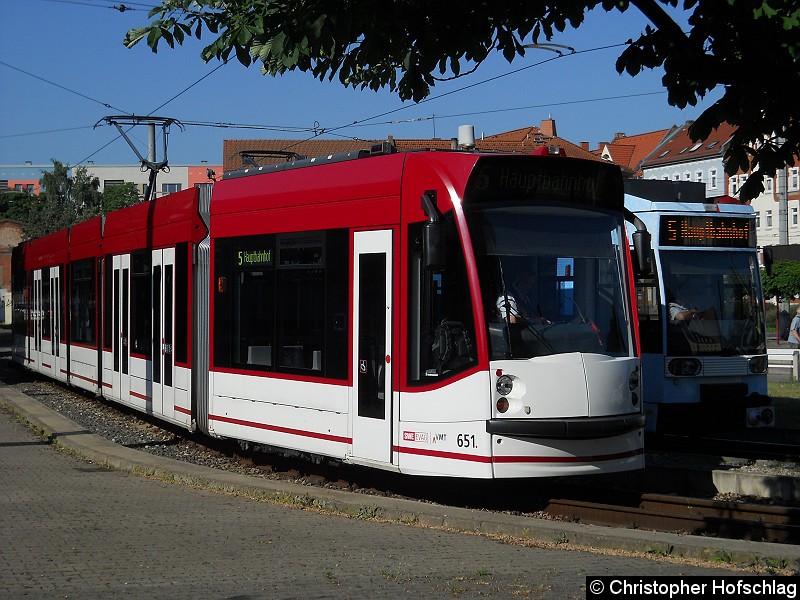 Bild: TW 651 bei seiner Ankunft in der Schleife Grubenstraße. TW 602 steht kurz vor seiner Abfahrt in Richtung Hauptbahnhof.