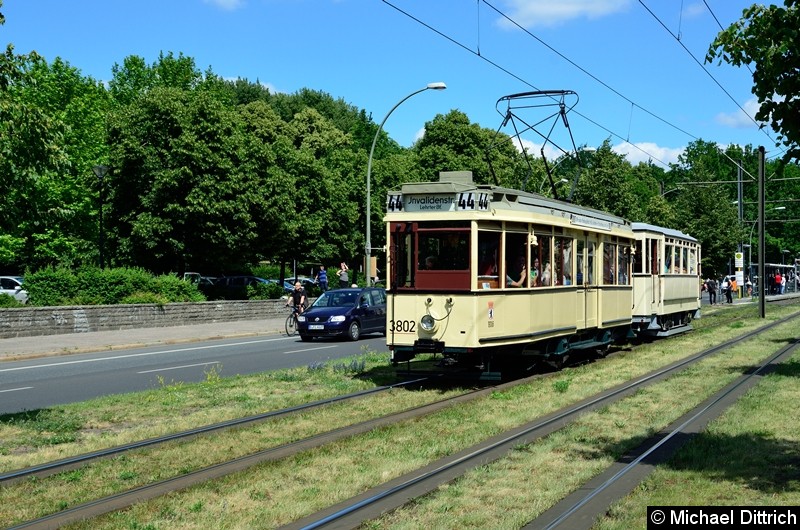 Bild: 3802 und 984 fuhren als vierter Wagen in einem Straßenbahnkorso anlässlich 150 Jahre Straßenbahn in Berlin.