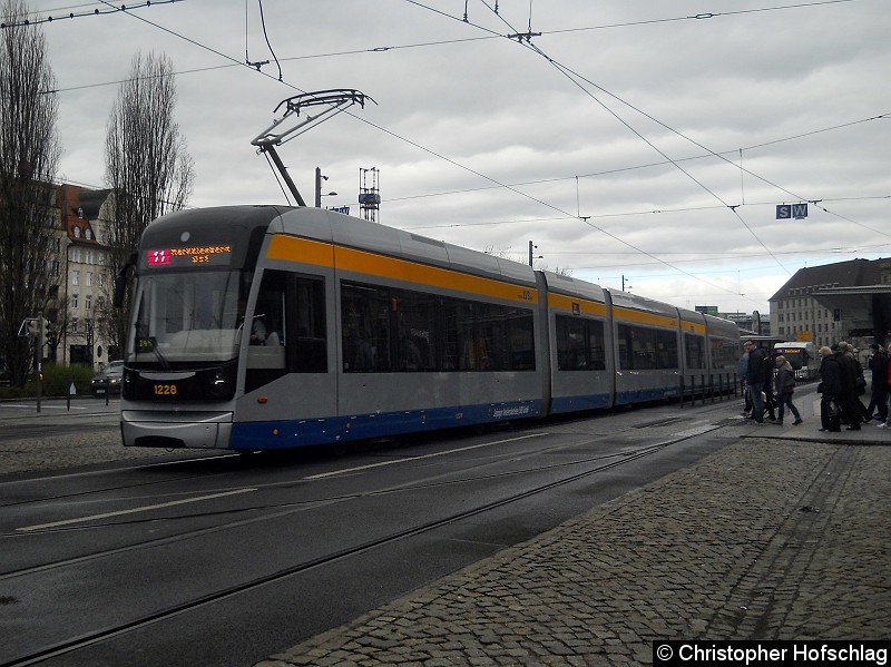 Bild: TW 1228 auf der Linie 11 beim verlassen der Haltestelle Hauptbahnhof.