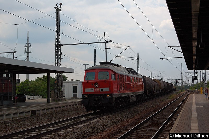 Bild: 233 525 mit einem Güterzug bei der Durchfahrt in Nauen.