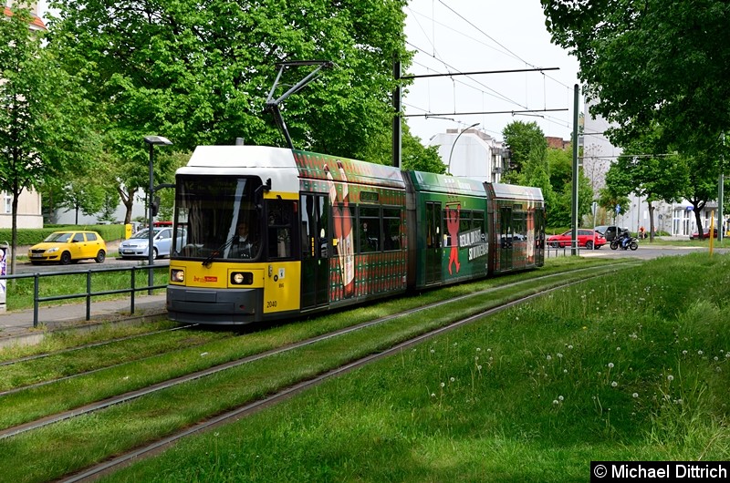 Bild: 2040 als Linie 12 an der Haltestelle Stahlheimer Str./Wisbyer Str.
