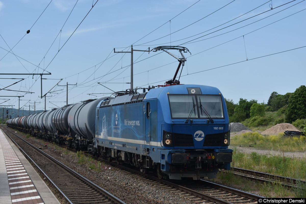 192 003 mit einen Kesselzug am Bahnhof in Neudietendorf.