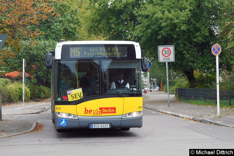 Bild: 4137 als SEV der Tramlinien M5 und M6 in der Judith-Auer-Str. Ecke Hohenschönhauser Str.