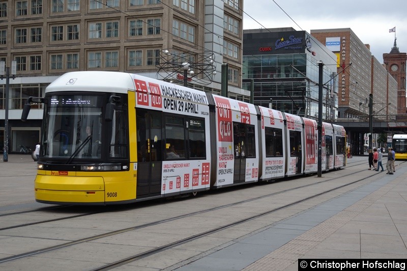 Bild: TW 9008 als Linie M4 auf dem Alexanderplatz.