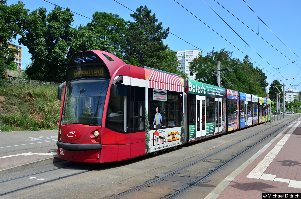 288 als Linie 5 an der Haltestelle Am Lindenwäldle.