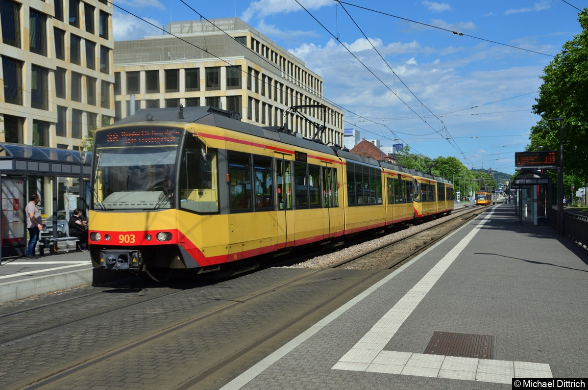 903 + 907 als Linie S8 hinter seiner Haltestelle Tullastraße/Alter Schlachthof.