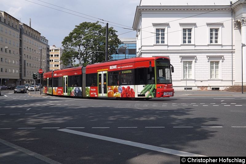 Tw 230 auf der Auffahrt zur Brücke Ignatz-Bubis-Brücke. Bild: Tw 230 auf der Auffahrt zur Brücke Ignatz-Bubis-Brücke.