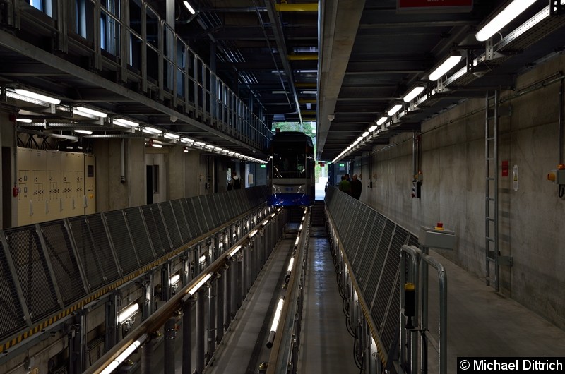 Bild: Blick auf das Wartungsgleis in der Neubauhalle. 
Am Ende steht der Leoliner 1326.