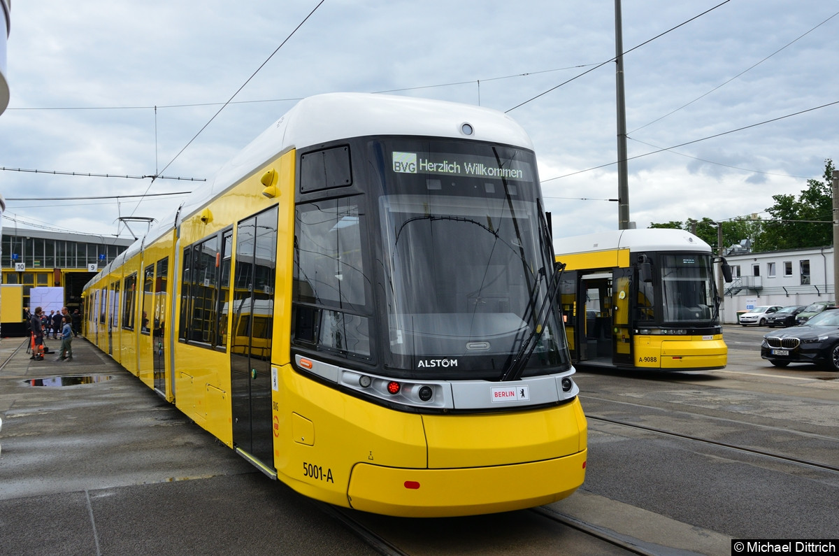 Bild: Links der Urbanliner, rechts die Schnauze eines Flexity Berlin.