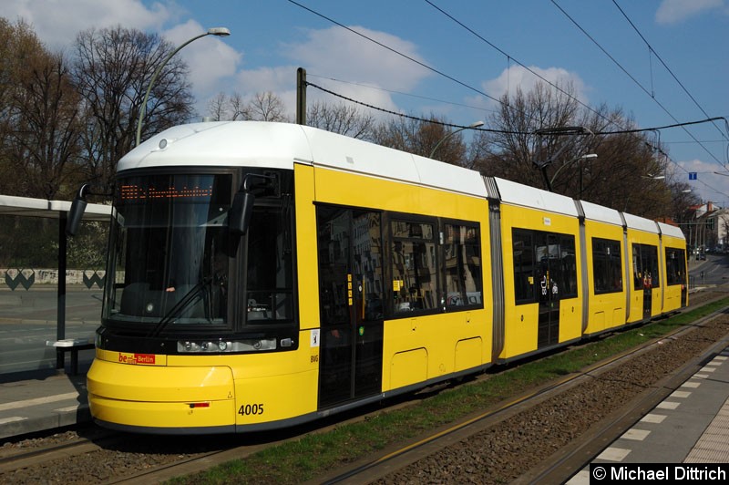 Bild: 4005 als Linie M8 an der Haltestelle Platz der Vereinten Nationen.