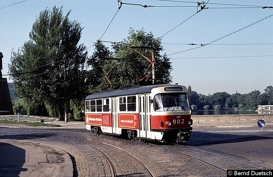 Bild: Tw 902 hat die Endstelle in Merseburg/Zentrum verlassen und biegt gleich auf seinem Weg nach Süden in die Weißenfelser Straße ein. 