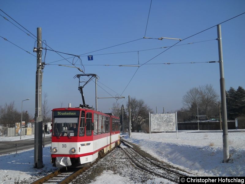 Bild: TW 313 als Linie 1 auf Weg zum Kreiskrankenhaus auf dem Streckenabschnitt Wagenhalle-Schöne Aussicht.