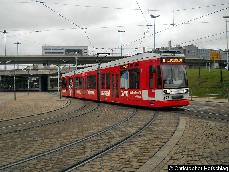 Bild: TW 637 auf der Linie 9 vor der Haltestelle Hauptbahnhof.