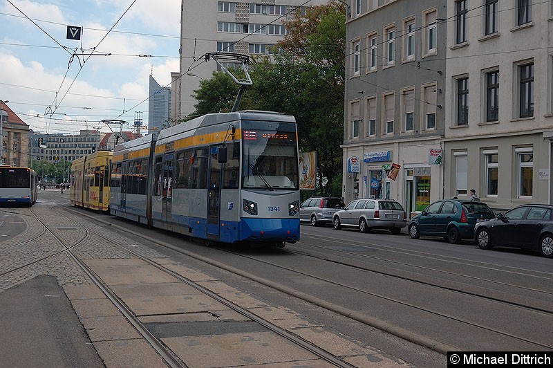 Bild: 1341 und ein unbekannt gebliebener Leoliner als Linie 11E hinter dem Hauptbahnhof.