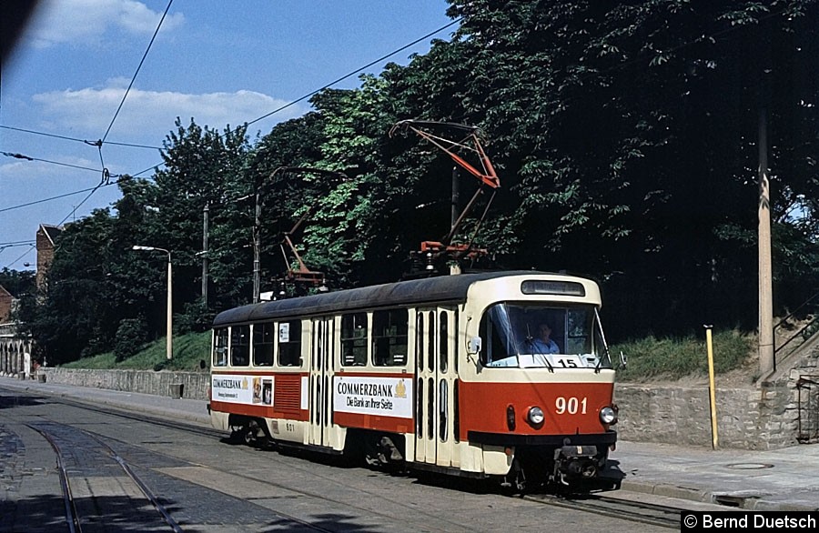 Bild: Zweirichtungs-Tw 901 im Stadtzentrum von Merseburg. Es fällt auf, dass beide Zweirichtungs-Fahrzeuge immer mit zwei angelegten Stromabnehmern fuhren. 