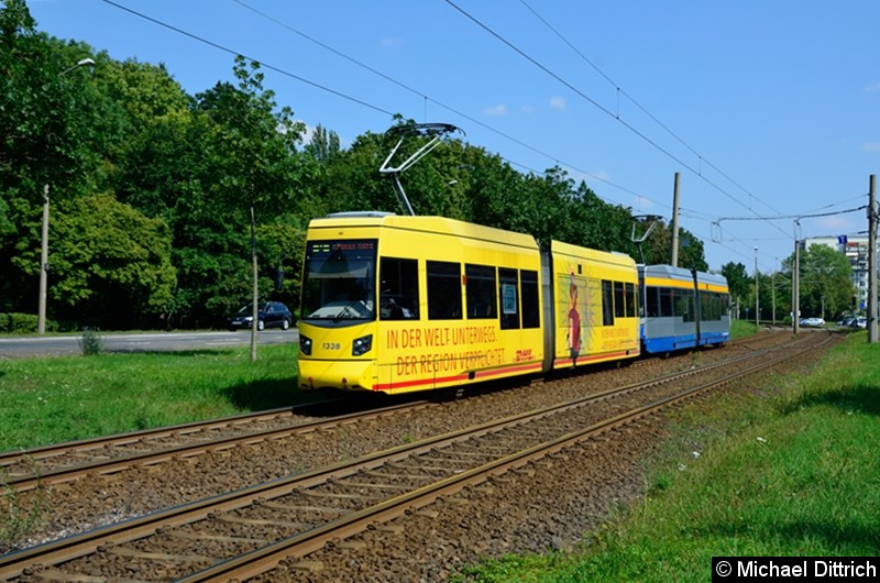 Bild: 1338 + 1303 als Linie 8 kurz vor der Haltestelle Parkallee.