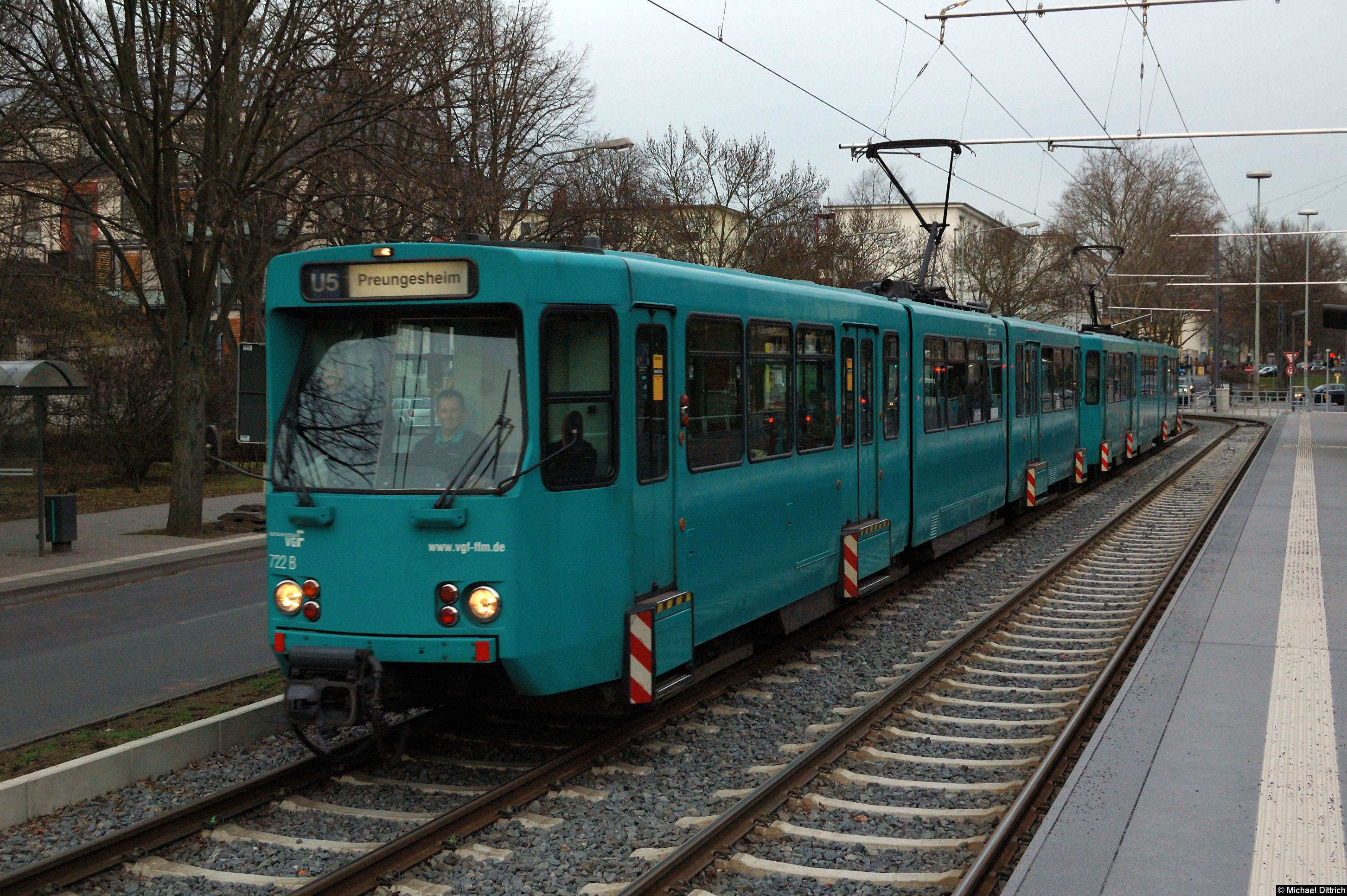 Bild: 722 und ein weiterer Wagen als Linie U5 an der Haltestelle Gießener Str.