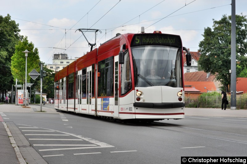 Bild: TW 653 auf der Linie 5 in Bereich Ilversgehofner Platz/Magdeburger Allee.