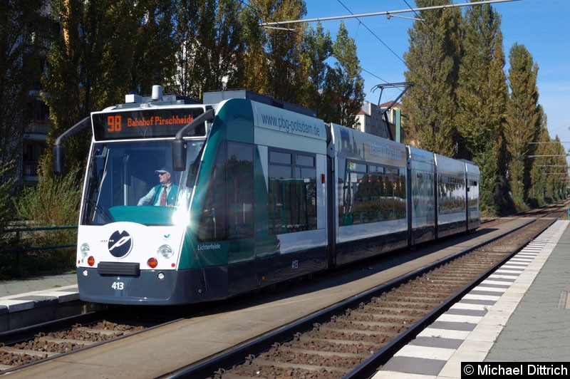 Bild: 413 als Linie 98 an der Haltestelle Marie-Juchacz-Str.