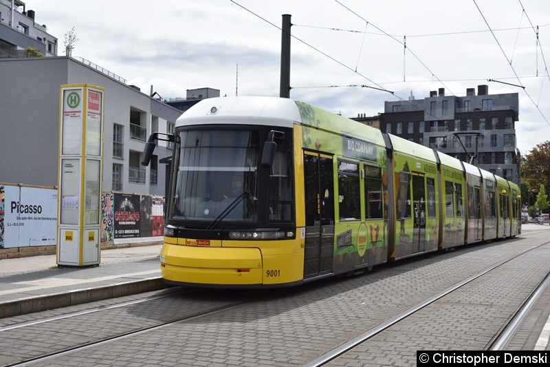 9001 beim Fahrgastwechsel an der Haltestelle S-Nordbahnhof.