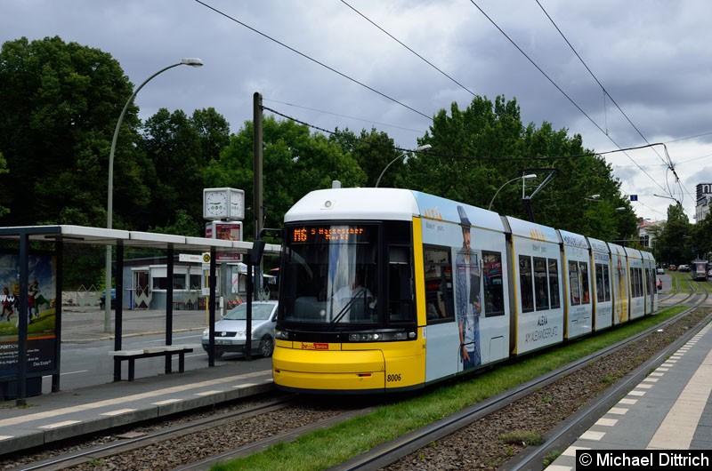 Bild: 8006 als Linie M6 an der Haltestelle Platz der Vereinten Nationen.