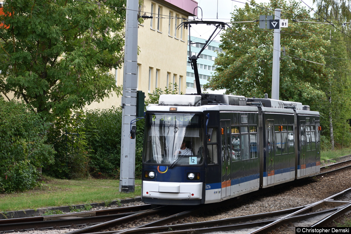 Bild: TW 627 als Linie 2 nach Jena Ost von Winzerla kommend, auf dem Weg zur Haltestelle Enver-Şimşek-Straße.