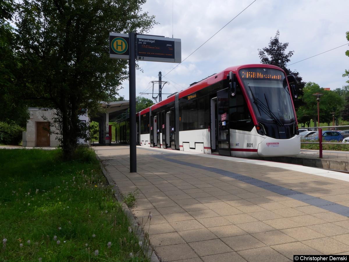 TW 801 als Linie 2 an der Haltestelle Wiesenhügel.