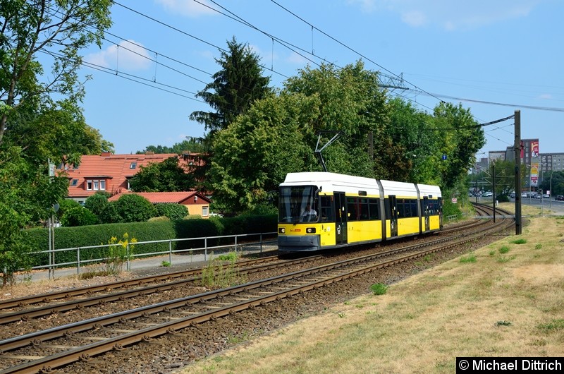 Bild: 2021 als Linie 16 kurz vor der Haltestelle Landsberger Allee/Rhinstr.