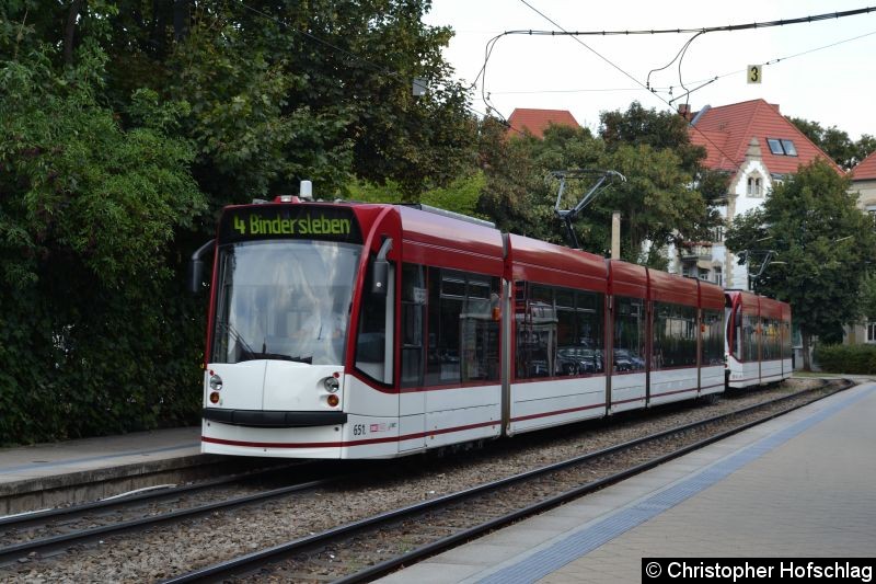 Bild: TW 651+709 in der Haltestelle Gorkistraße.