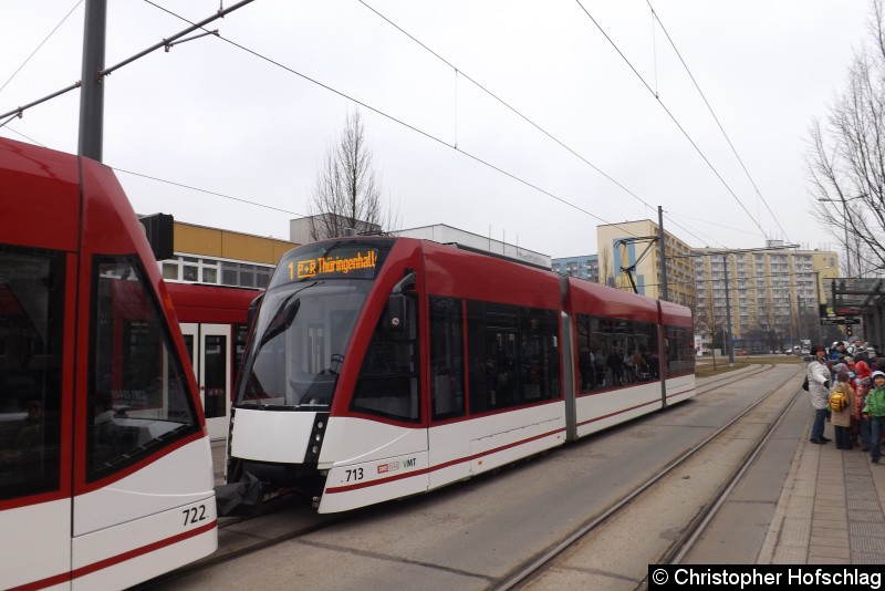 Bild: Als zweiten Wagen einer Combino-Traktion auf der Linie 1 beim Fahrgastwechsel in Rieth.