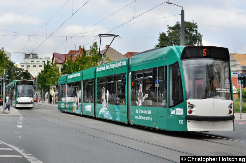 Bild: TW 635 auf der Linie 5 in Richtung Zoopark und TW 631 auf der Linie 1 in Richtung  Thüringenhalle.