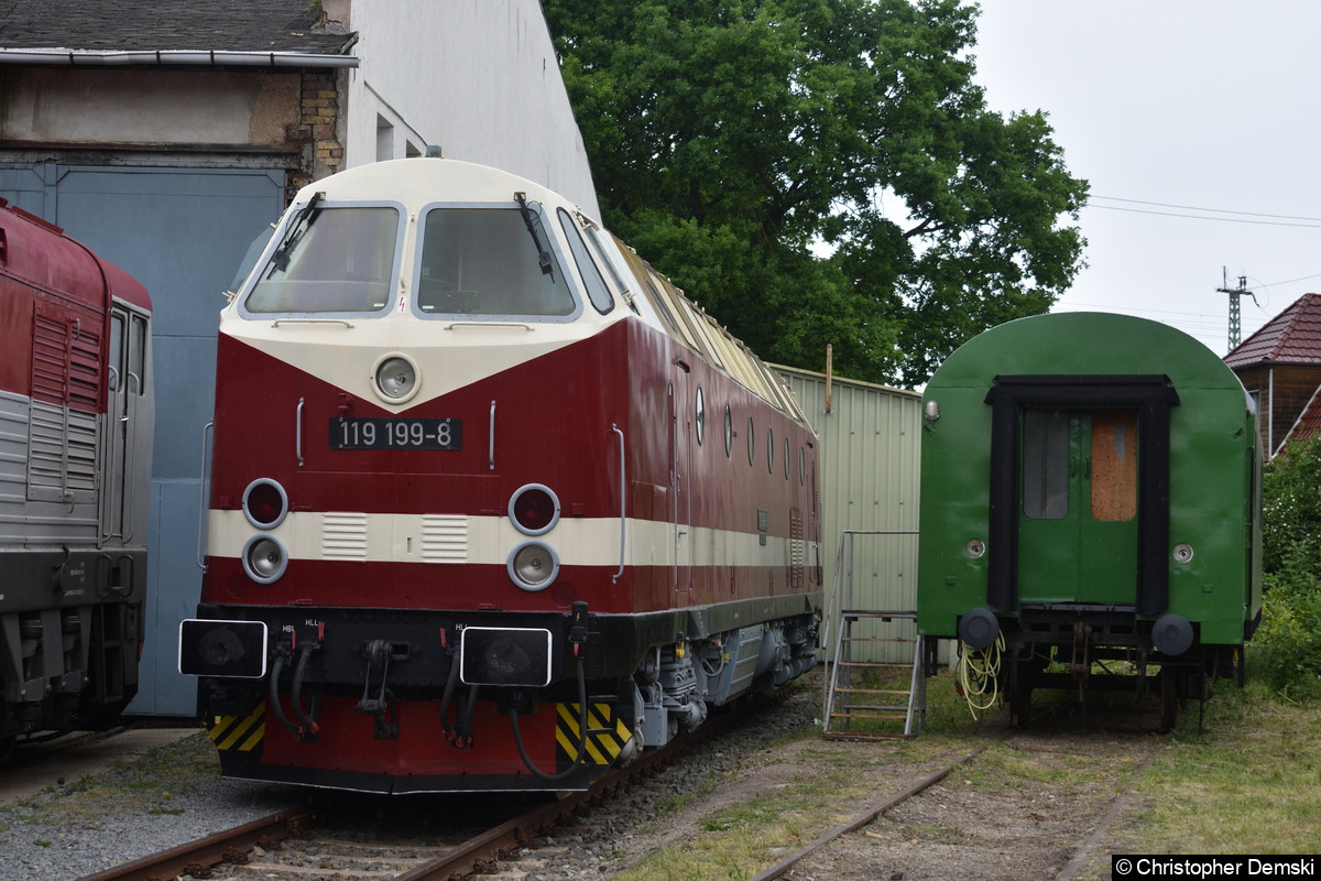 119 199-8 steht eben den Lokschuppen im Eisenbahnmuseum Weimar.