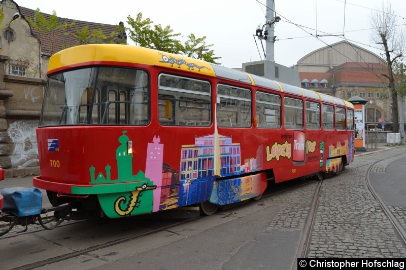 Bild: Bw 700 als zweiter Wagen an TW 1800 als Stadtrundfahrt.