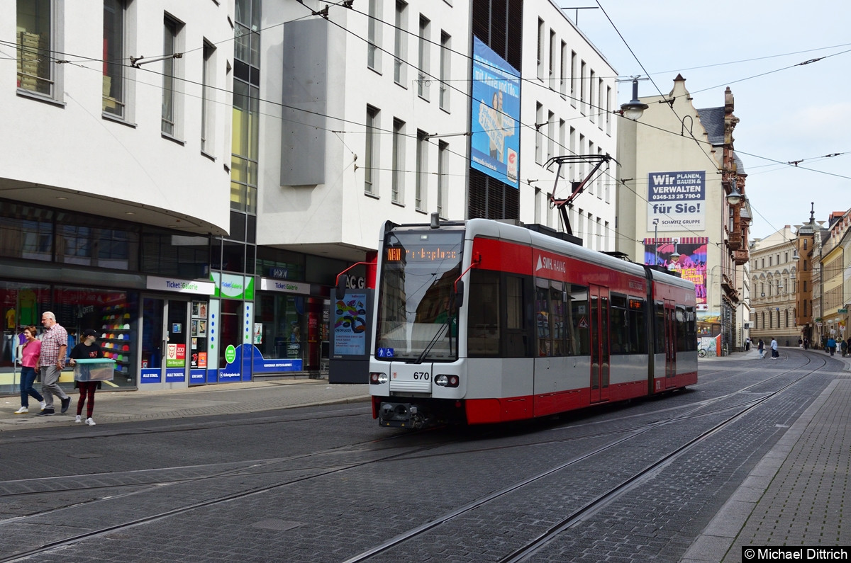 Als Ersatz für den ausgefallenen T4D Museumszug fuhr der 670 als Linie E, anlässlich des Tages der offenen Tür 2023.
Hier befindet er sich in der Großen Steinstraße.